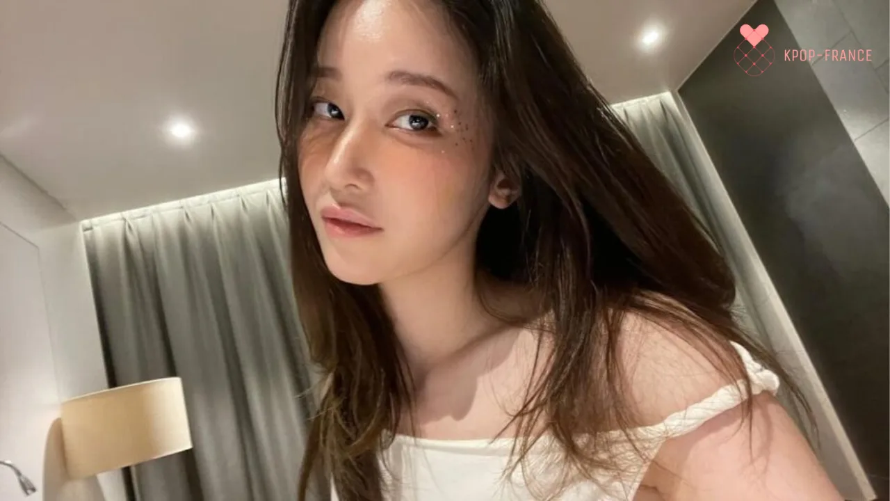 Jeon Jong Seo Adopte la Tendance "Exposed Underwear" avec Élégance