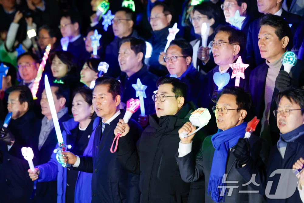 lighsticks politician