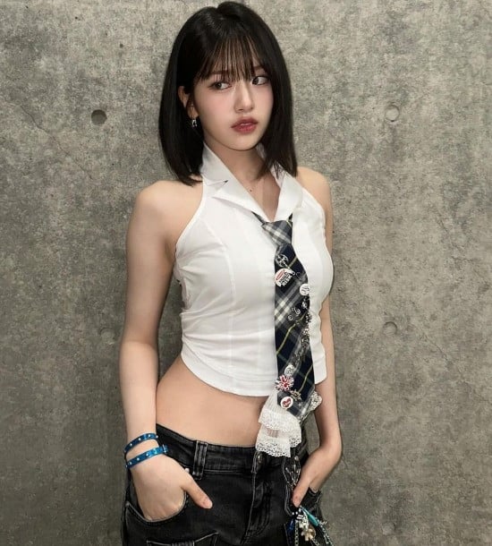 Yujin IVE memukau penggemar dengan pakaian panggung seksi - terkenal.co.id