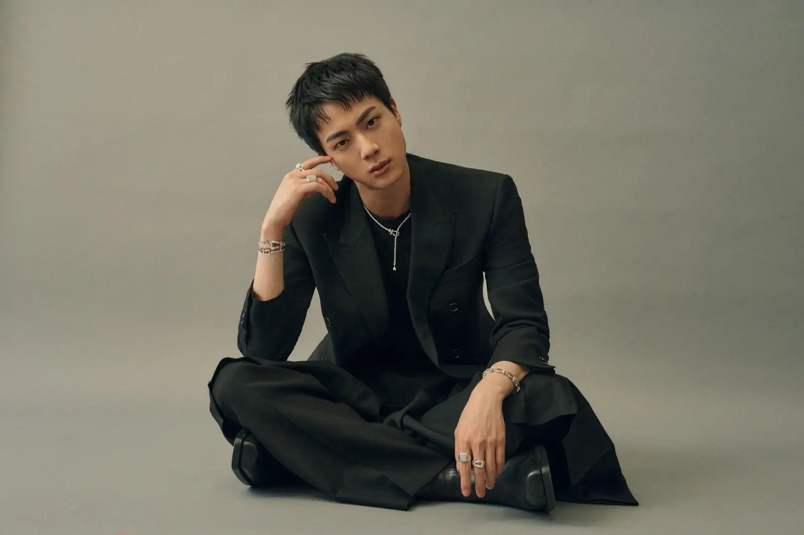 FRED Choisit Jin, Du Groupe BTS, Comme Premier Ambassadeur Mondial - ESSENTIAL HOMME