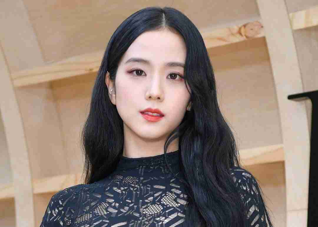 Les Fans S'inquiètent Alors Que Jisoo De BLACKPINK Porte La Même Tenue Que  Sur La Photo Divulguée